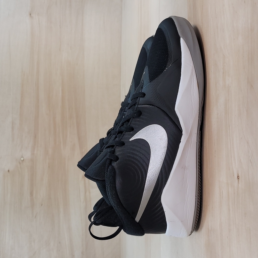 Nike Team Hustle D9 Youth Black White Gray Basketball Shoes AQ4224-001